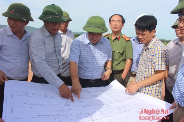 Lãnh đạo tỉnh kiểm tra tiến độ thực hiện đường N5 trong Khu kinh tế Đông Nam.Ảnh: Đinh Nguyệt
