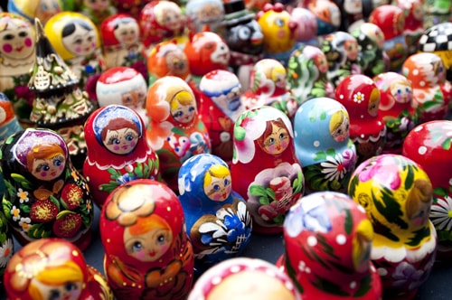 Búp bê Matryoshka (búp bê Nga) là món quà lưu niệm nổi tiếng khắp thế giới của nước Nga mà bất kỳ du khách nào đến thăm đều muốn mua về. Đây là một bộ gồm những búp bê rỗng ruột có kích thước từ lớn đến nhỏ, được xếp lồng vào nhau.