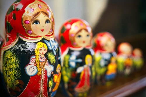 Những du khách khá sành sỏi về những con búp bê Nga này giải thích, Matryoshka cũng giống như con người, ngụy trang bằng nhiều lớp vỏ bọc. Lớp vỏ nào ban đầu cũng mạnh mẽ, to lớn nhất bởi đó là khi họ cảm thấy an toàn và tự tin nhất. Cũng giống như khi tiếp xúc với một người, bạn chỉ nhìn thấy một khía cạnh trong con người họ.