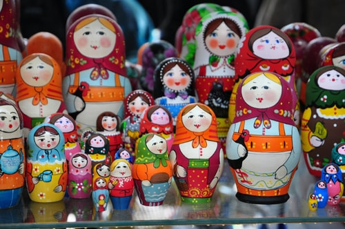 Từ Matryoshka là cách gọi thân mật của Matryona - tên riêng dành cho phái nữ rất phổ biến trong các gia đình nông phu Nga trước kia. Con búp bê Nga giống như một cô thôn nữ khỏe mạnh với đôi má hồng mặc bộ đồ sarafan truyền thống, trên đầu khăn trùm nhằm giữ ấm suốt mùa đông dài lạnh giá. Một bộ Matryoshka cũng gợi đến hình ảnh của những người bà, người mẹ nông dân, luôn quây quần bên nhau trong một gia đình.