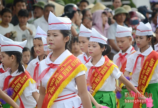          Những ngày hè, ngoài giúp đỡ gia đình các em còn hăng hái tham gia các hoạt động đội ở địa                                                                                             phương