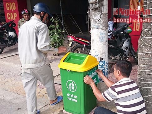 Thùng rác được lắp đặt ở nơi dễ nhìn thấy, phù hợp với mỹ quan đô thị. 