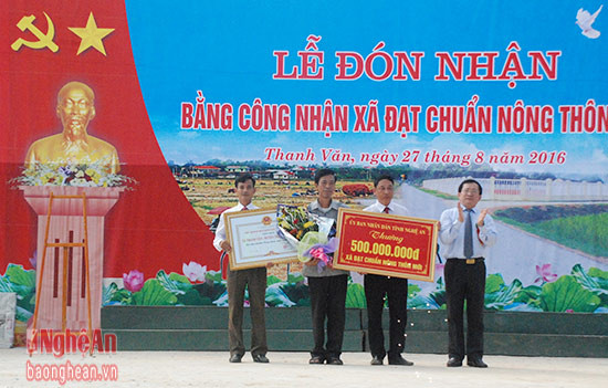 Đồng chí Đinh Viết Hồng - Phó Chủ tịch UBND tỉnh, trao bằng công nhận xã đạt chuẩn NTM cho lãnh đạo xã Thanh Văn