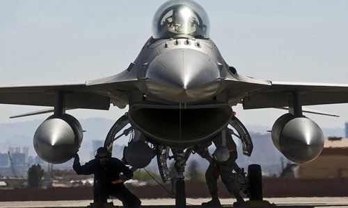 f-16-my-ro-ri-chat-doc-6-phi-cong-nhap-vien