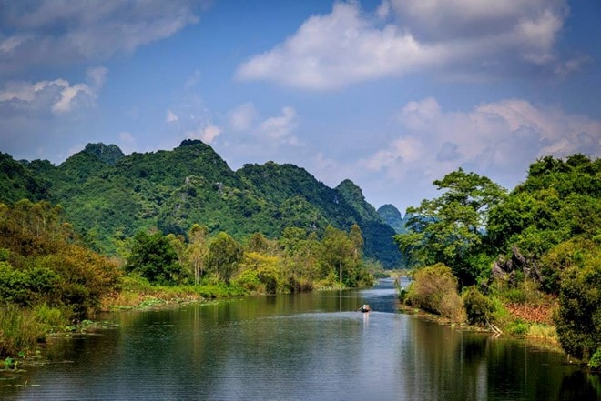 Suối Yến dài khoảng 4 km, đưa du khách từ bến Đục đến Hương Sơn. Vì đây là con đường thủy duy nhất để vào ngắm cảnh chùa Hương, mỗi dịp lễ hội chùa Hương đầu năm mới, thuyền bè tấp nập ngược xuôi kín cả lòng suối. Lúc đó không khí náo nhiệt, ồn ã, đông đúc khiến du khách khó lòng thưởng thức được hết cảnh sắc ở dòng suối này. 