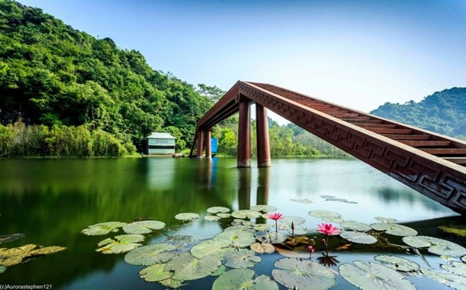 Dòng nước trong vắt, trôi êm ả, hiền hòa giữa núi đồi xanh ngắt. Tiết trời hơi se lạnh, bầu trời xanh trôi lững lờ những áng mây trắng, rớt rơi vài giọt nắng vàng. Có lẽ điểm cộng lớn nhất phải nói đến sự tĩnh lặng, yên bình tràn ngập không gian. Chính không khí mát mẻ thoải mái, không có cảnh chen lấn vội vã khiến du khách thấy dễ chịu và mê mẩn, thả hết tâm trí vào cảnh vật. 