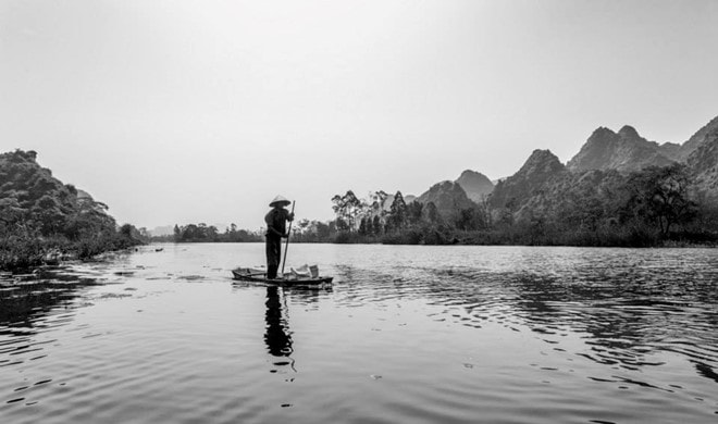 Thế nên, để có thể cảm nhận được hết vẻ đẹp của bức tranh sơn thủy hữu tình nơi đây, bạn nên đến suối Yến vào dịp thu về. Khi đó, dòng suối được trả lại nét lãng mạn yên ả vốn có. Bạn như được hòa mình vào một bức tranh thủy mặc thật thơ mộng.  