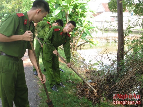 Các học viên tổng dọn vệ sinh thôn xóm tại xã Nam Xuân