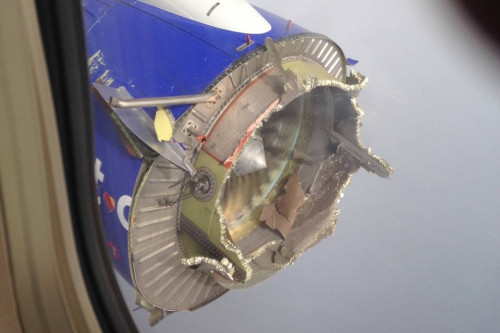 Hành khách chụp hình ảnh động cơ chuyến bay 3472 của Southwest Airlines sau khi nó hạ cánh an toàn. Ảnh: WSJ
