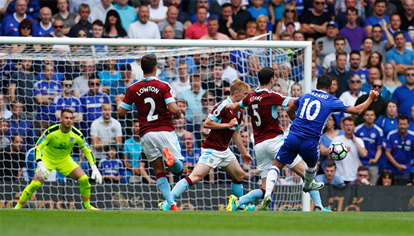 Hazard mở tỷ số từ phút thứ 8, mang lại lợi thế tinh thần rất lớn cho Chelsea. Ảnh: Reuters.