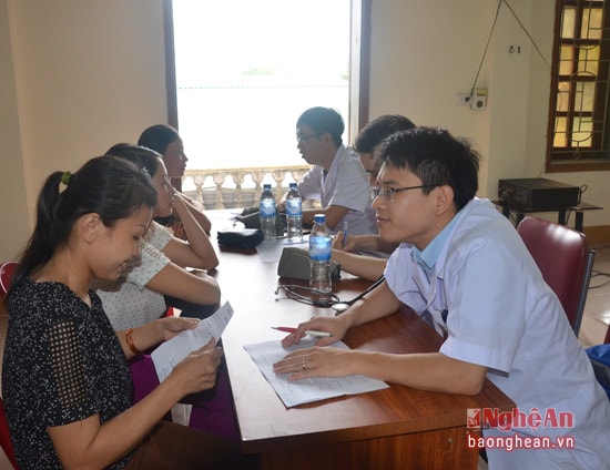 Ngoài khám bệnh, công nhân được các bác sỹ tuyên truyền, tư vấn