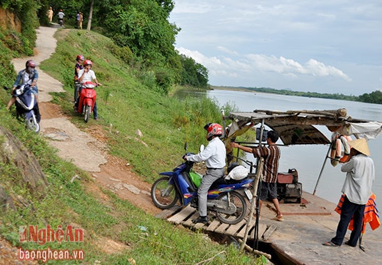 Đường lên xuống đò ở bến đò Rú Nguộc (Ngọc Sơn, Thanh Chương) vừa không có lan can phòng hộ vừa xuống cấp.