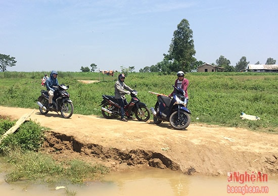 Còn lối lên xuống bến đò Vạn Rú (xã Khánh Sơn, Nam Đàn)  là con đường đất nguyên sơ, bị sụt lở nham nhở...