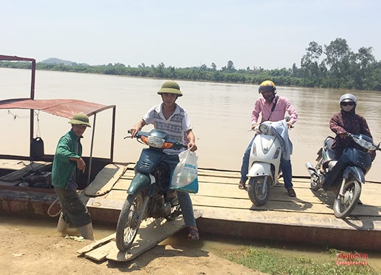 Đường lên xuống đò là ván gỗ tạm bợ, chưa được đầu tư xây dựng nên xe cộ di chuyển qua rất nguy hiểm.