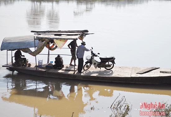 Khách qua đò không mặc áo phao là thực trạng thường thấy tại nhiều bến đò  hiện nay. (Ảnh chụp tại bến đò Cung, xã Cát Văn, Thanh Chương – Trung Sơn, Đô Lương)