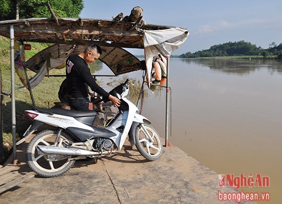 Giấy phép hoạt động của bến đò Rú Guộc (Ngọc Sơn, Thanh Chương) đã hết hạn, đò không có lan can phòng hộ, nhưng vẫn hoạt động...