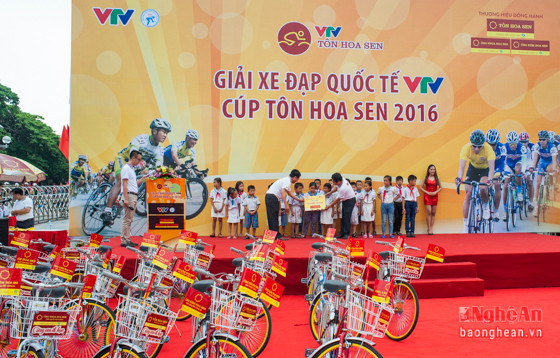 Ban tổ chức trao quà học bổng và xe đạp cho các em học sinh vượt khó.