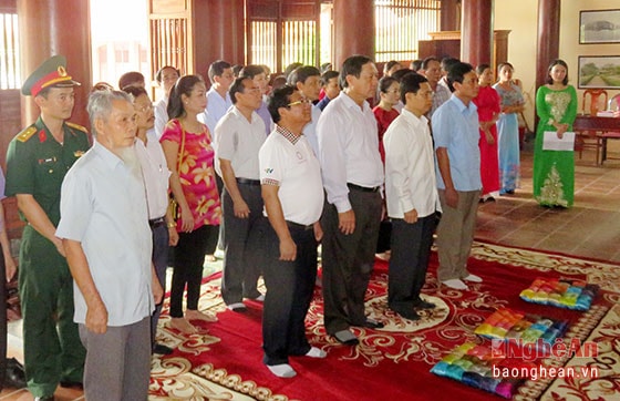 Đồng chí Nguyễn Xuân Sơn - Phó Bí thư Thường trực Tỉnh ủy, Chủ tịch HĐND tỉnh đến dâng hoa, dâng hương tưởng niệm Tổng Bí thư Lê Hồng Phong.