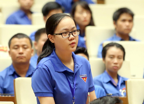 Nguyễn Tú Anh là đại biểu cho khối học sinh, sinh viên, có nhiều thành tích trong các cuộc thi tiếng Anh. Ảnh: Dương Triều.