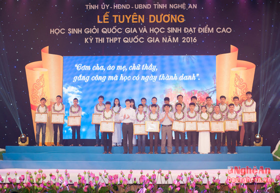 Đồng chí Nguyễn Văn Thông - Phó Bí thư Tỉnh ủy và đồng chí Lê Xuân Đại - Ủy viên Ban Thường vụ Tỉnh ủy, Phó Chủ tịch UBND tỉnh trao bằng khen và phần thưởng cho các học sinh đạt điểm cao trong kỳ thi THPT quốc gia năm 2016.