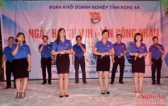 Đêm giao lưu văn nghệ với các tiết mục ca ngợi Đảng, Bác Hồ, tình yêu quê hương đất nước của tuổi trẻ.