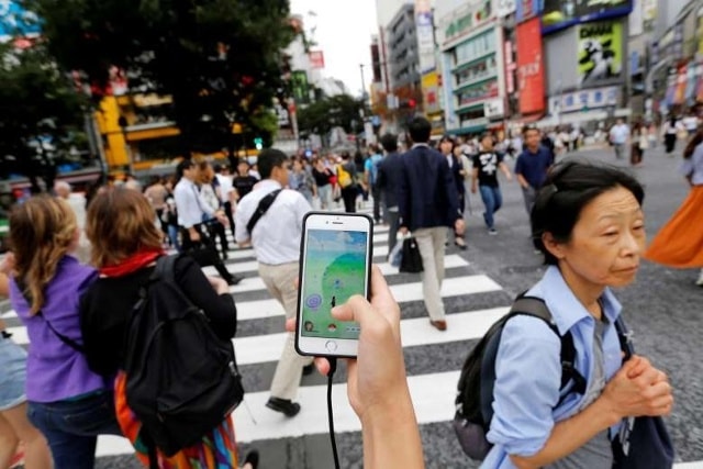 Một người chơi Pokemon Go ở Tokyo, Nhật Bản. (Ảnh: Reuters)