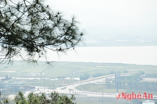 Từ đền Vua Quang Trung, du khách phóng tầm mắt sang bên trái sẽ thấy dòng sông Lam như một dải lụa mềm.
