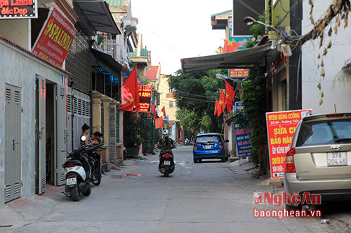 Các hộ dân trên đường Trường Tiến nghiêm túc thực hiện quy định treo Quốc kỳ trong dịp lễ.