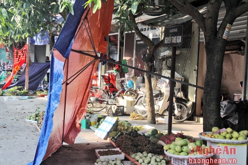 Nhiều người còn che ô, căng bạt lấn chiếm lòng, lề đường để buôn bán. Trong ảnh: Biển tên đường Nguyễn Trung Ngạn bị che khuất (chụp lúc 4h30 ngày 26/8/2016).