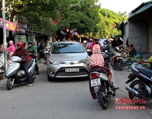 Có người còn để con trẻ ngồi chênh vênh trên xe giữ lòng đường để mua hàng.