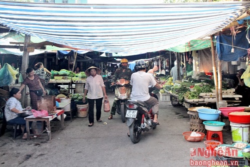 Không chỉ lấn chiếm lòng lề đường để buôn bán mà nhiều người còn che ô, bạt trùm lên cả con đường. Trong ảnh: Đường cạnh chợ Quang Trung.