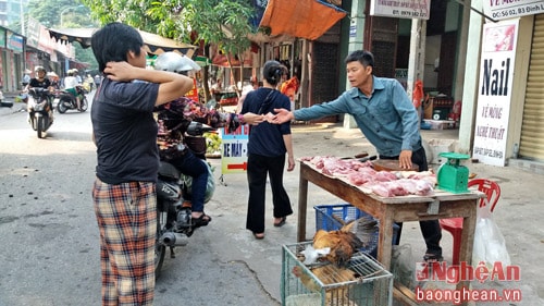 Người dân mua và bán hàng bên lề đường Đinh Lễ phía sau chợ Hưng Dũng.