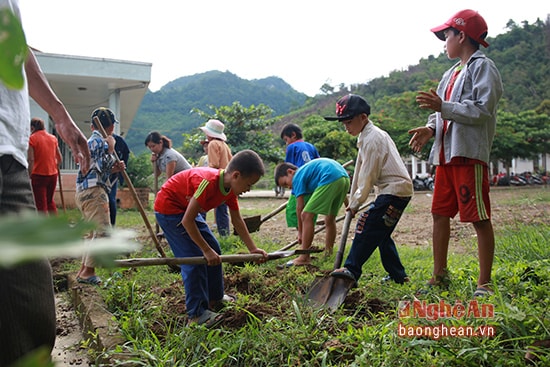 Các bạn trai đã thể hiện ưược