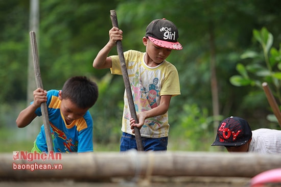 Từ việc ý thức được những khó khăn về điều kiện học tập trên vùng đặc biệt khó khăn, các em đã