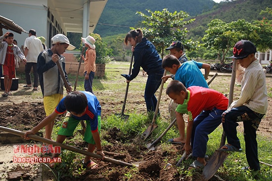 Cứ vào chiều thứ Tư hàng tuần thầy và trò lại bắt tay lao động, dọn dẹp vệ sinh trong khuôn viên nhà trường.