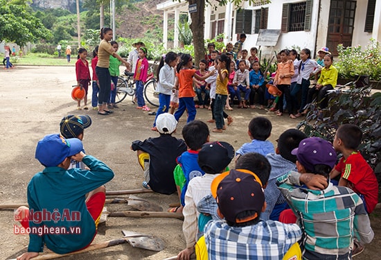 Trường có 16 lớp học và lớp nào cũng có đội văn nghệ tham gia chào mừng ngày khai giảng.