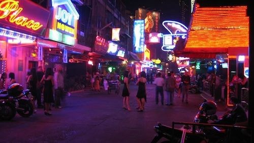 Phố đèn đỏ luôn đông đúc khách qua lại. Ảnh: Nomadicmatt.