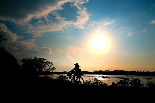 Hình ảnh bình dị tuyệt đẹp của cố đô Ninh Bình hình ảnh 5 Mẹ đưa con về trong ánh chiều buông. Ảnh: Bùi Ánh Quang.