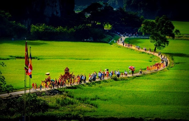 Hình ảnh bình dị tuyệt đẹp của cố đô Ninh Bình hình ảnh 11 Đoàn người rước kiệu ở lễ hội đền Thái Vi tại Tam Cốc. Ảnh: Quang Đức.
