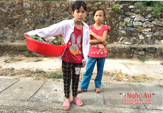 Đây là 2 chị ee nhà bản Khe Chi đi bộ gần 2km lên thị trấn để bán rau. Khi  được hỏi so tiền cháu bán rau này cháu dùng làm gì. Thị cháu trả lời là: “về đưa  cho mẹ cho mẹ mua áo mới để đi học”