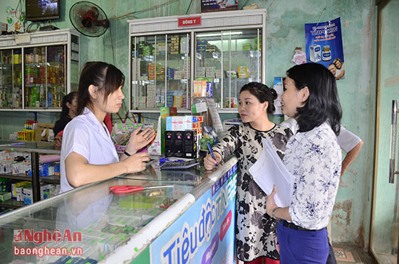 Đoàn giám sát tại cơ sở bán thuộc Nguyệt Giai, khối 7, thị trấn Giát, Quỳnh Lưu.