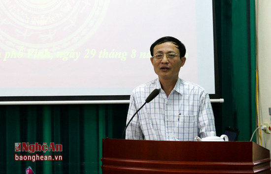 Đồng chí Hoàng Văn Nhiên - Phó Bí thư Đảng ủy Khối quán triệt 2 chuyên đề.