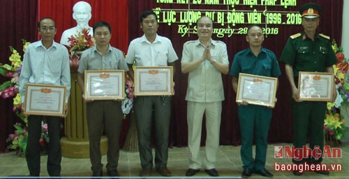 Đồng chí Nguyễn Thanh Hoàng, Chủ tịch UBND huyện trao bằng khen cho các tập thể, cá nhân xuất sắc