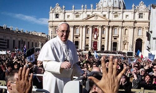 Để được gặp riêng một người quyền lực như Giáo hoàng Francis, một nhóm người giàu Trung Quốc đã chi tiền ủng hộ quỹ từ thiện của giáo hội. Ảnh: AP