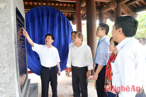 l Đồng chí Hồ Đức Phớc giới thiệu văn bia  tại đền Quang Trung cho Giáo sư - Viện sỹ  Hồ Hoàng Mật.  Ảnh: Sỹ Minh