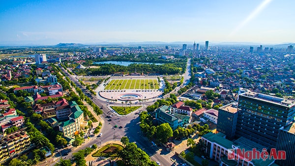 Ngày nay, Vinh là một thành phố sôi động, hiện đại. Ảnh Quảng trường Hồ Chí Minh. Ảnh Sỹ Minh