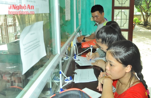 Người dân làm các thủ tục gia hạn thẻ, đổi thẻ BHYT tại BHXH huyện Diễn Châu.  Ảnh: Nguyễn Hải