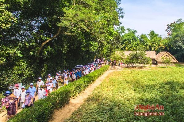 Đông đảo du khách về thăm Quê nội Bác Hồ.Ảnh: Sỹ Minh