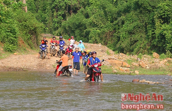 Xuất phát từ thành phố Vinh, các bạn trẻ chủ yếu là sinh viên các trường đại học, cao đẳng trên địa bàn tỉnh cùng vượt 250 cây số đến với xã nghèo Nga My trong chương trình thiện nguyện của mình