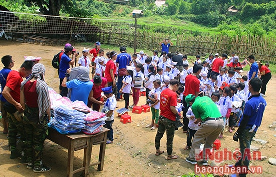 Đoàn các bạn trẻ mang theo quà tặng cho học sinh khối Na Ngân, thuộc trường Tiểu học Nga My. Những món quà là đồng phục học sinh, sách vở và cặp sách cho năm học mới.